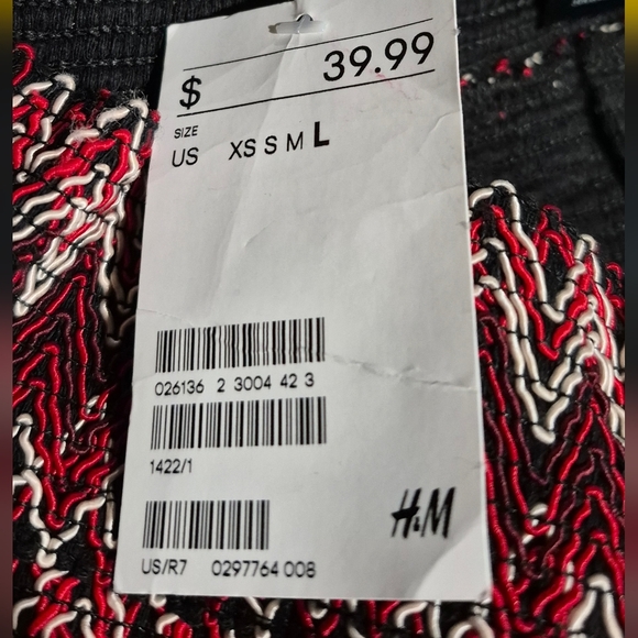 H&M Red and White Zigzag Women's Shorts - Picture 3 of 5